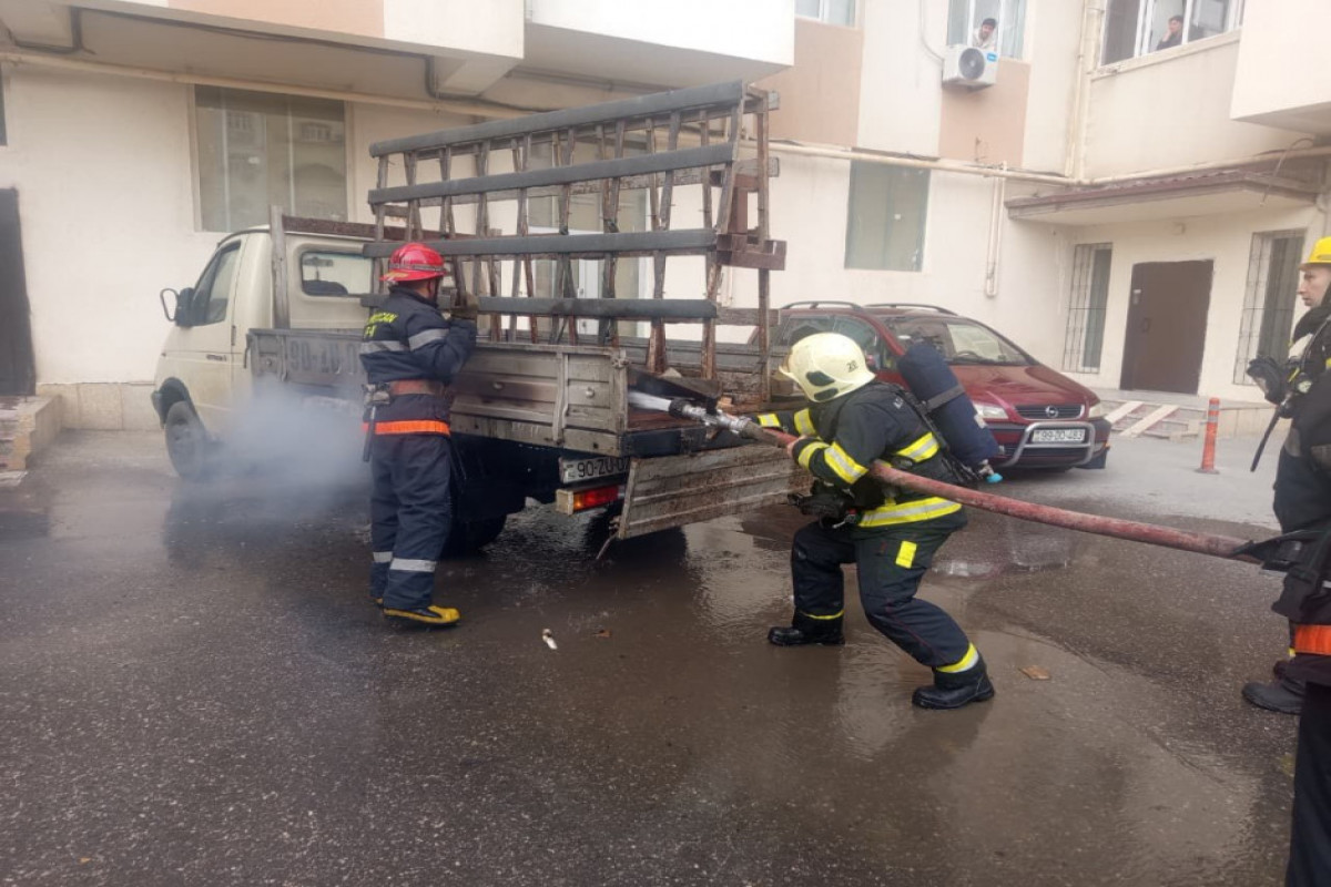 Sumqayıtda avtomobil yandı &ndash; VİDEO