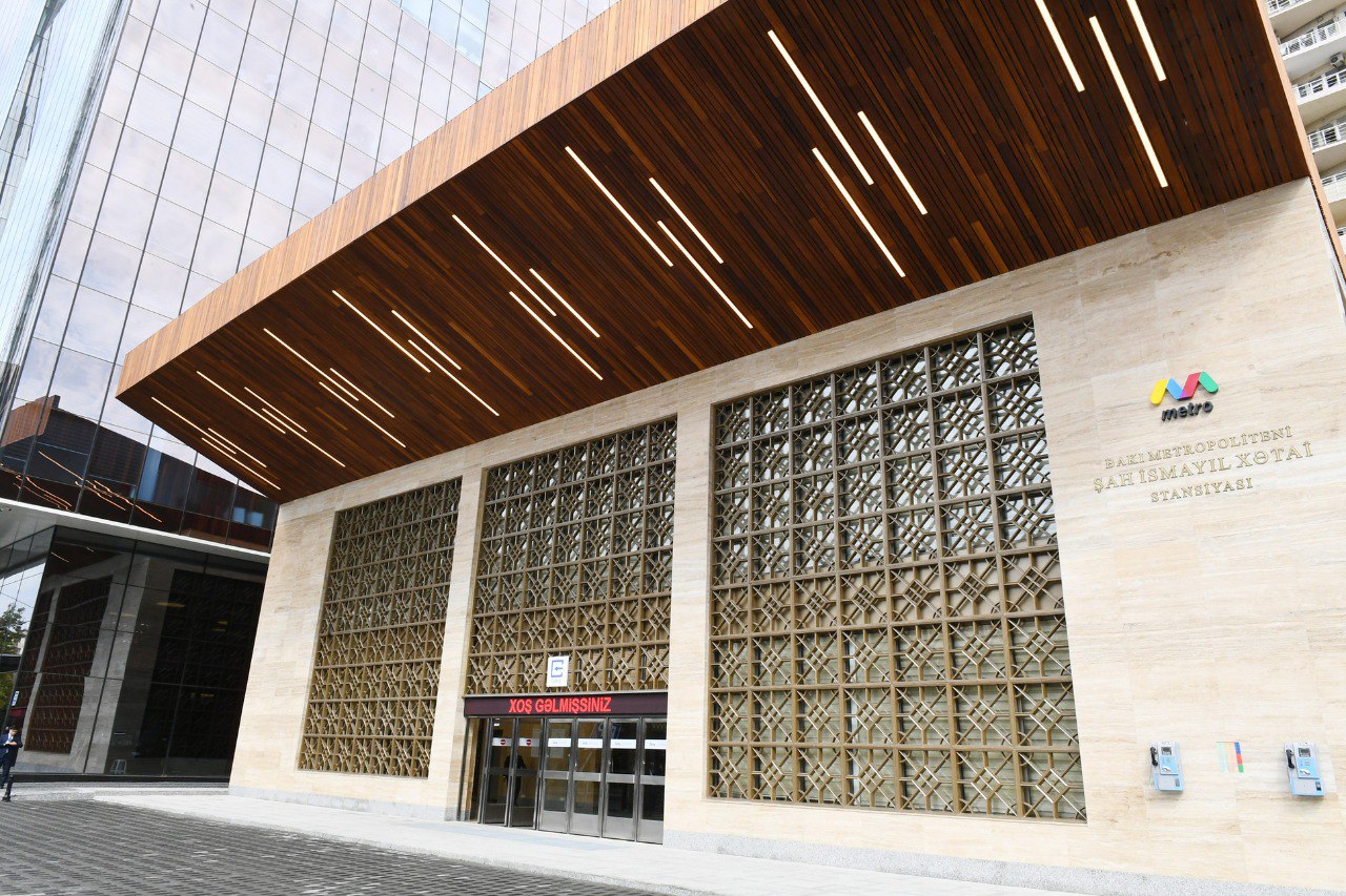 Bakıda metro stansiyasının qarşısında qan töküldü