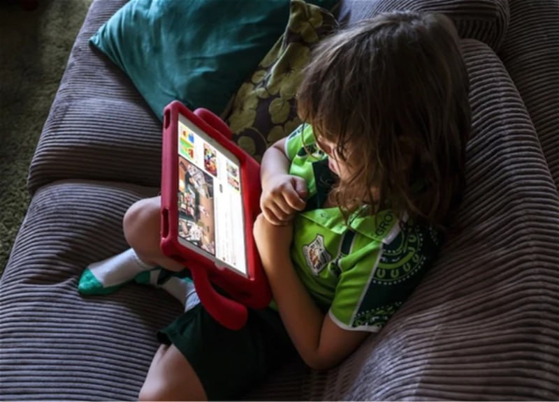 İspaniya 16 yaşdan aşağı uşaqlara sosial şəbəkələri qadağan edəcək