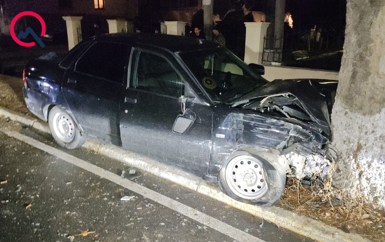 Gəncədə avtomobil ağaca çırpıldı - Xəsarət alan var - FOTO