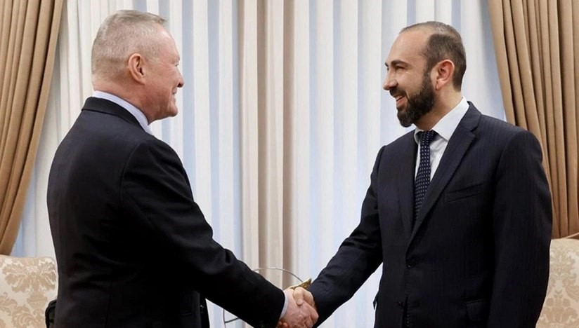 Mirzoyan Avropa Şurasının rəsmisi ilə Ermənistan və Azərbaycan arasında sülhü MÜZAKİRƏ EDİB Mirzoyan Avropa Şurasının rəsmisi ilə Ermənistan və Azərbaycan arasında sülhü MÜZAKİRƏ EDİB