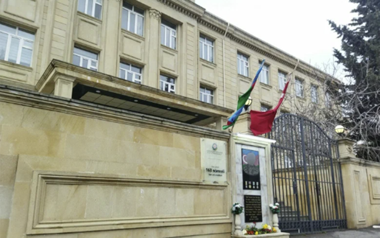 Bakıda 10-cu sinif şagirdi məktəbin pəncərəsindən yıxıldı