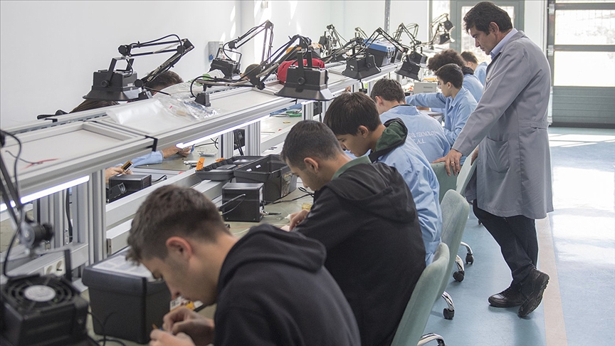 Azərbaycanda bu sahələrə işçi tapmaq olmur - SİYAHI