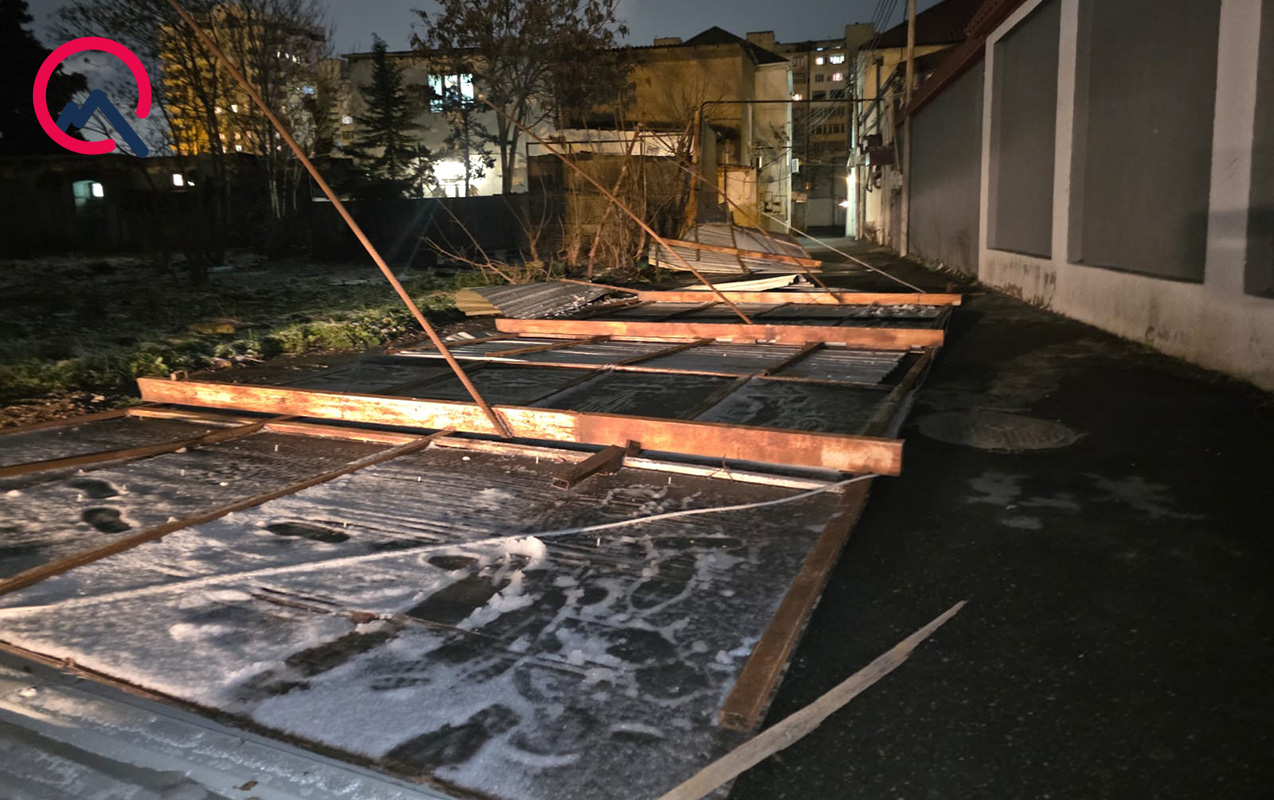 Güclü külək Yasamalda fəsadlar törətdi - Gediş-gəliş çətinləşdi - FOTO