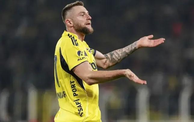 "Beşiktaş" və "Fənərbaxça"nın futbolçuları CƏZALANDIRILDI