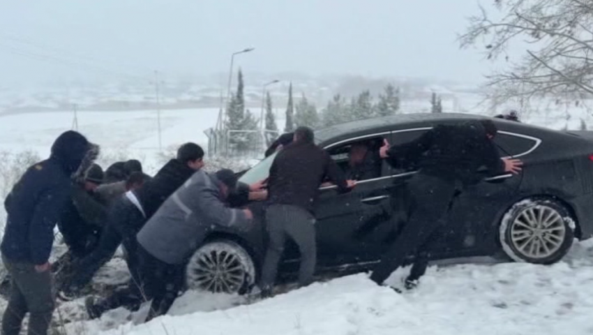 Hərəkət məhdudlaşdı, sürücülər yolda qaldı &ndash; VİDEO