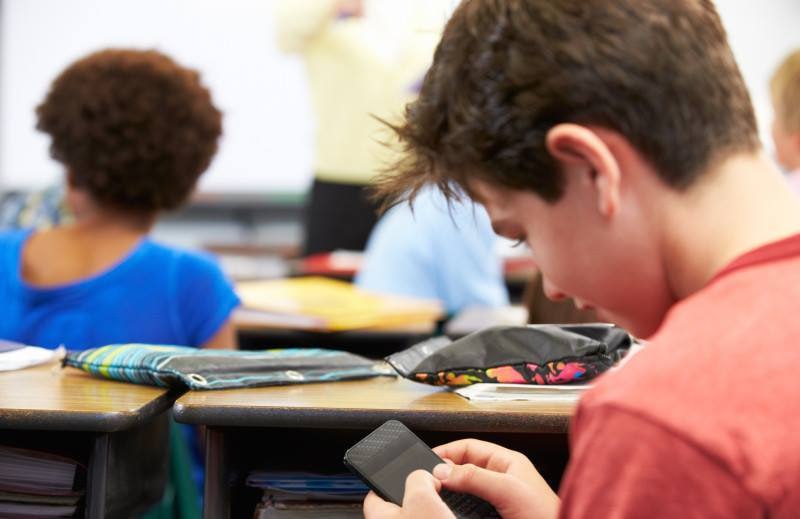 Şagirdlərdə telefon asılılığının QORXUNC FƏSADLARI &ndash; Qadağalar tətbiq etməyin VAXTIDIR