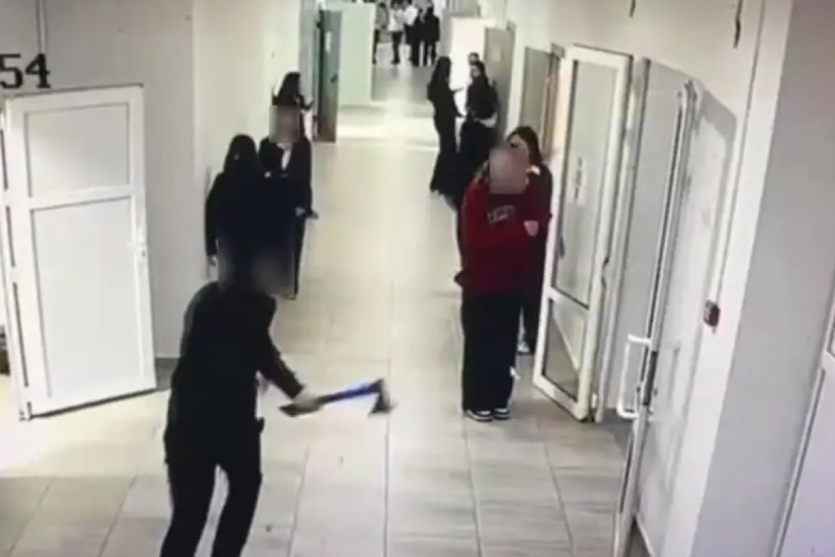 Qazaxıstanda DƏHŞƏT &ndash; Şagird balta ilə sinif yoldaşlarına hücum etdi &ndash; VİDEO