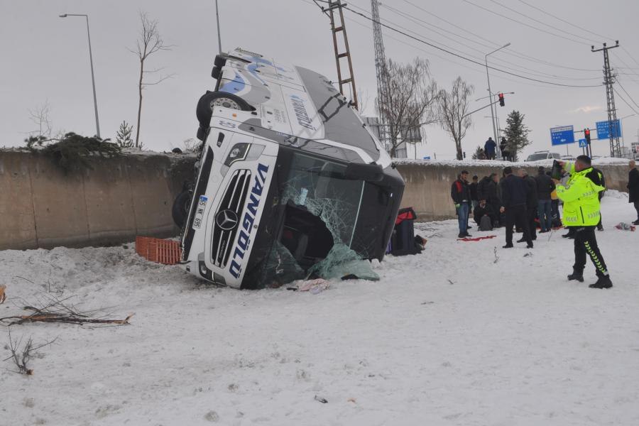 Türkiyədə avtobus aşıb - 16 nəfər xəsarət alıb - FOTO