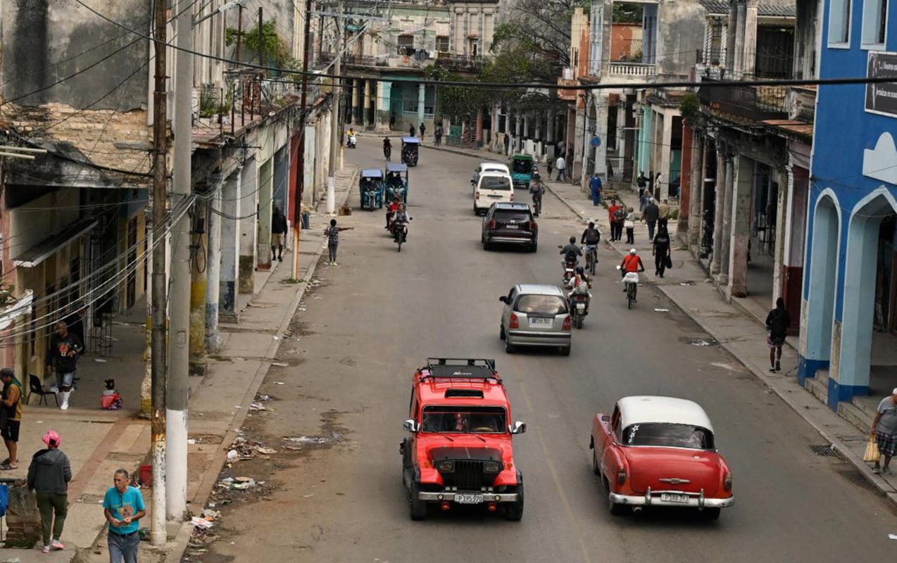 Bu ölkədə yanacaq böhranı - Hotellər, dövlət qurumları bağlanır