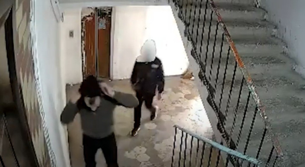 Ağır çanta bəhanəsi ilə uşaqları soydu - Bakıdakı cinayətin ANBAAN VİDEOSU