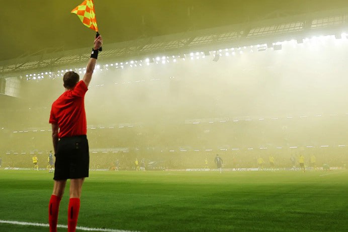 Stadionda evlilik təklif edən hakim hücuma MƏRUZ QALDI &ndash; FOTO