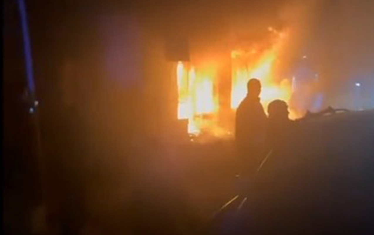 Müştərilər içəridə olarkən obyekti yandırıb qapıları bağladılar - VİDEO