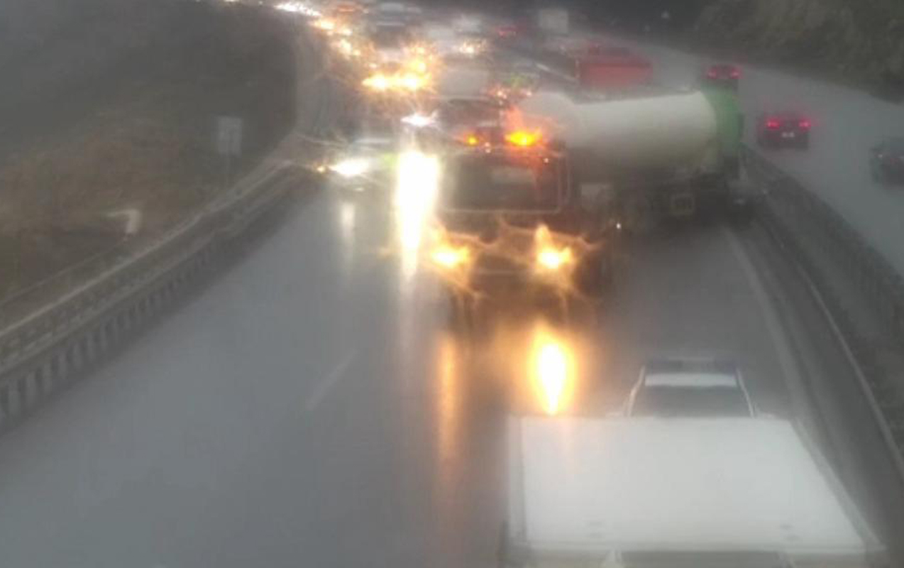 Bakı dairəvi yolda qəza: Tıxac yarandı &ndash;VİDEO