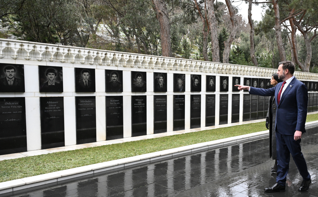 ABŞ Vitse-prezidenti Şəhidlər xiyabanını ziyarət etdi &ndash; FOTO/VİDEO