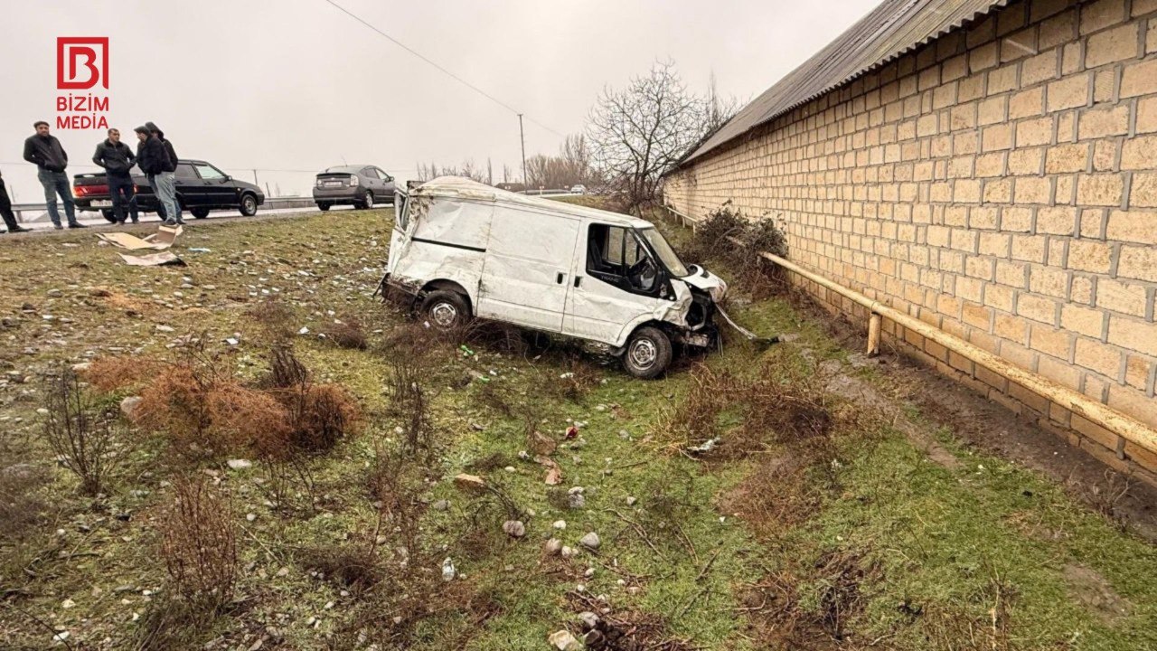 Ucarda avtomobil xəndəyə düşdü - FOTO