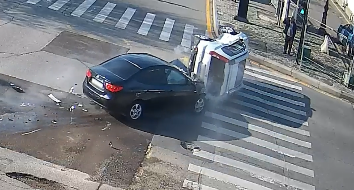 Bakıda qırmızı işıqda keçən sürücü ağır qəza törətdi - ANBAAN VİDEO