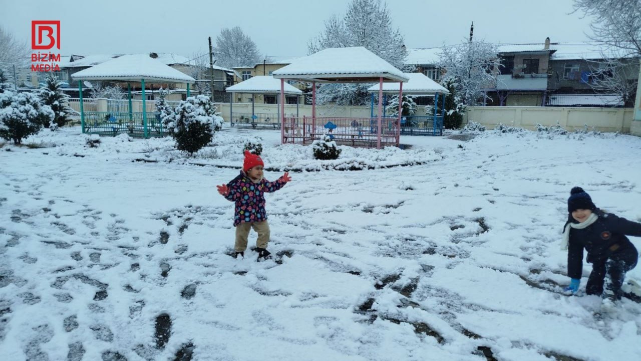 Yevlaxda illər sonra yağan qarın sevinci &ndash; FOTO