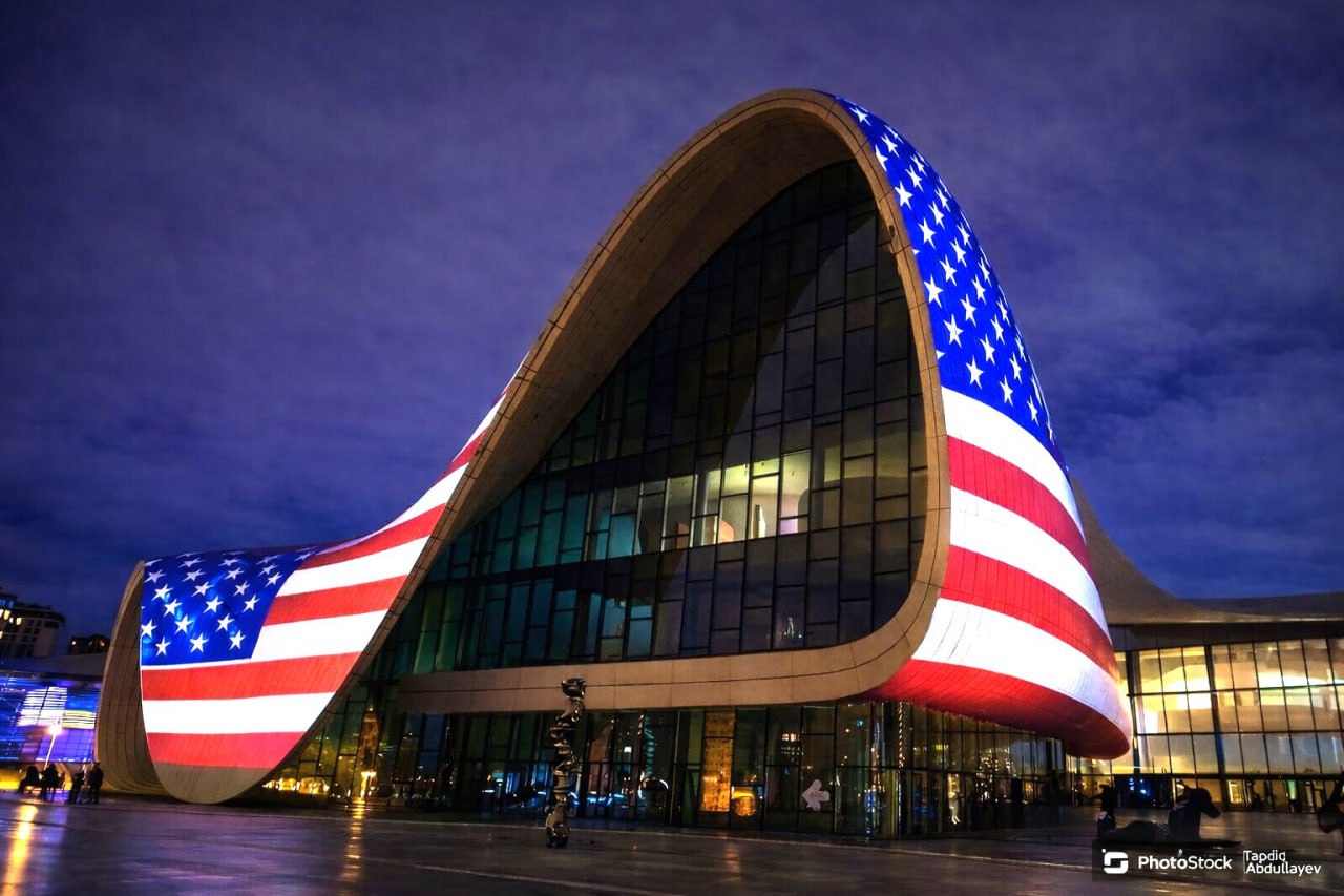 Heydər Əliyev Mərkəzinin ABŞ bayrağı ilə işıqlandırılmasına SƏFİRLİKDƏN REAKSİYA