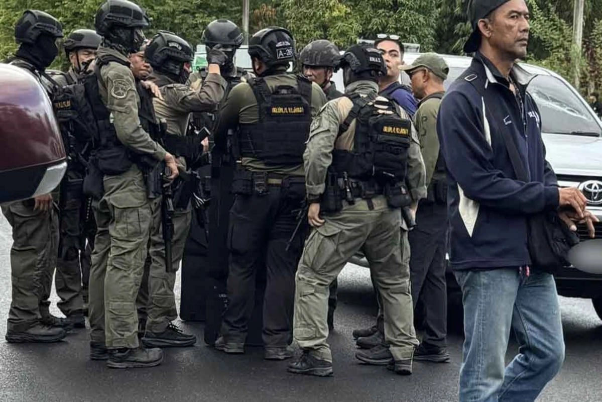 Tailandda 18 yaşlı şəxs məktəbdə 300-dən çox insanı girov götürdü &ndash; VİDEO