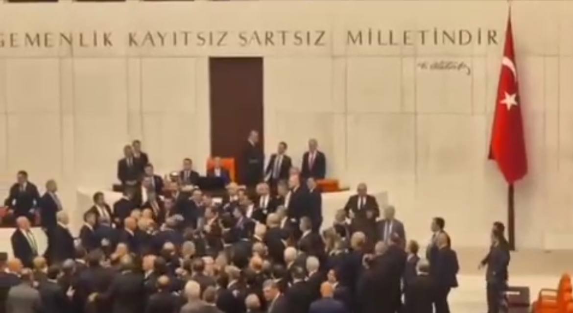 Türkiyə Böyük Millət Məclisində DAVA DÜŞDÜ - ANBAAN VİDEO