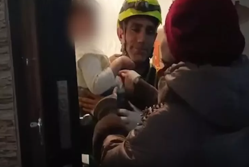 Xırdalanda azyaşlı belə xilas edildi - VİDEO