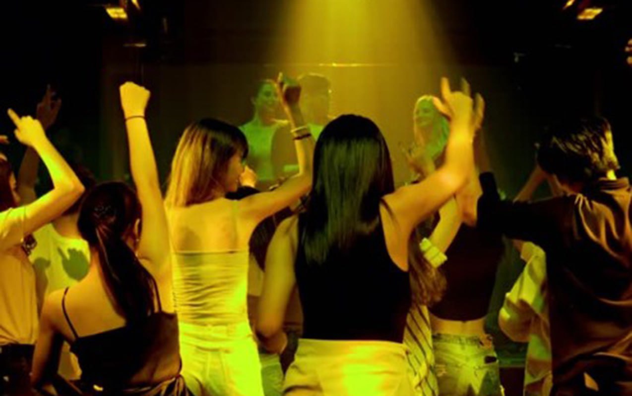 Bakıda &ldquo;pub&rdquo;da çəkdiyi əxlaqsız videoları paylaşdı - Həbs olundu