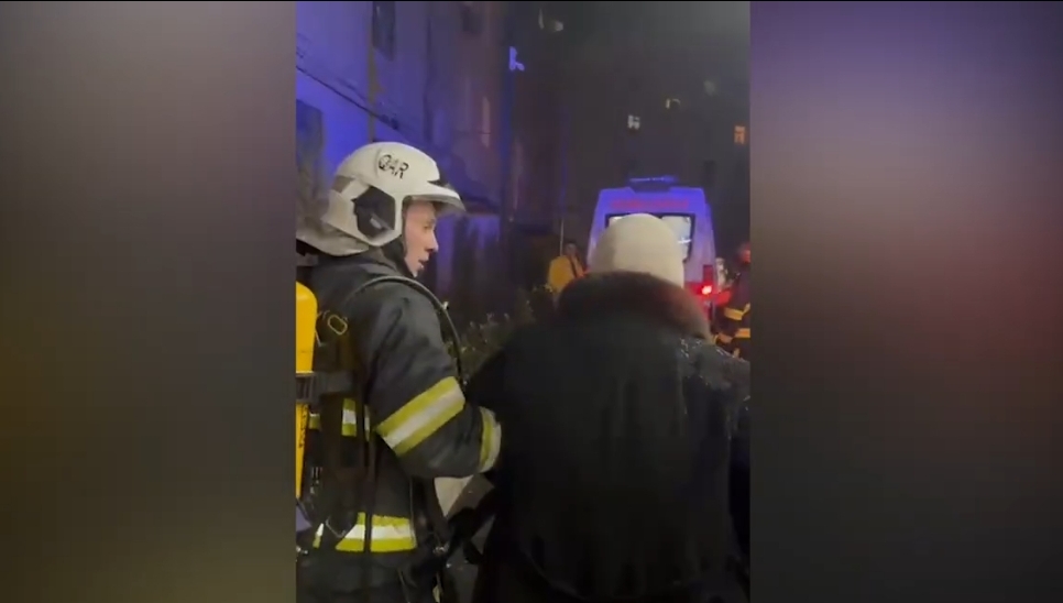 Lökbatanda yaşayış binası yanıb, sakinlər təxliyə olunub - VİDEO