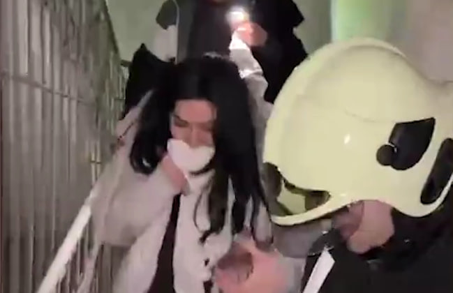 Bakıda yaşayış binasında güclü yanğın - Sakinlər belə təxliyə edildi &ndash; VİDEO