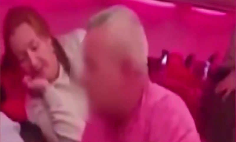 Təyyarədə yumruqlar işə düşdü, təcili eniş etdi - Havada qorxulu anlar - Video Təyyarədə yumruqlar işə düşdü, təcili eniş etdi - Havada qorxulu anlar - Video