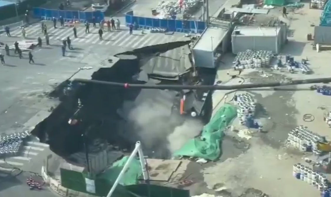 Çində yol üzərindəkilərlə birgə çökdü &ndash; VİDEO