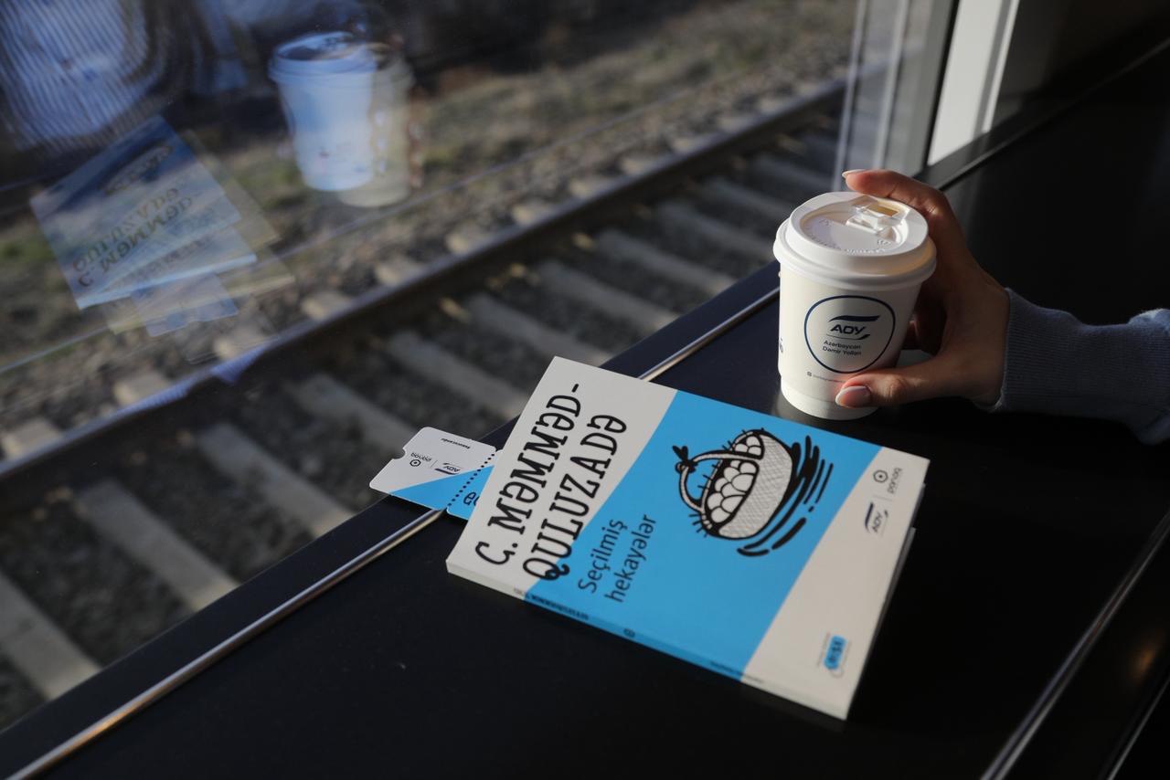 ADY-dən sərnişinlərə maraqlı hədiyyə - FOTO