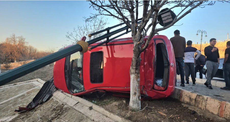 Avtomobil işıq dirəyinə çırpıldı - 2 yaralı var - FOTO