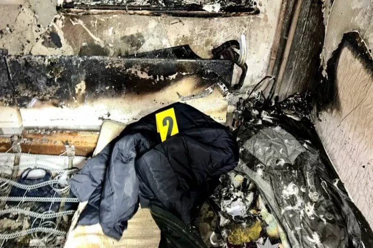 Anası pul vermədi, atasını benzin töküb yandırdı