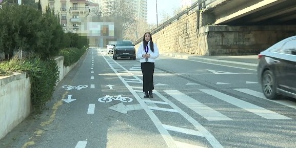 Bakıda absurd mənzərə: Piyada zolağı var, amma keçməyə yer yoxdur &ndash; VİDEO