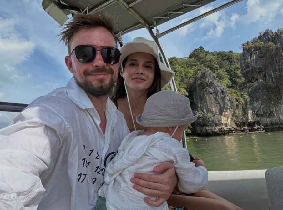 Aktyor həyat yoldaşının bikinidə FOTOSUNU yaydı