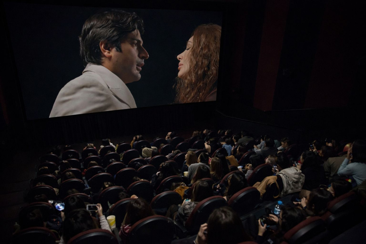 Bakıda gəncdən maraqlı addım &ndash; Film zamanı evlilik təklifi etdi