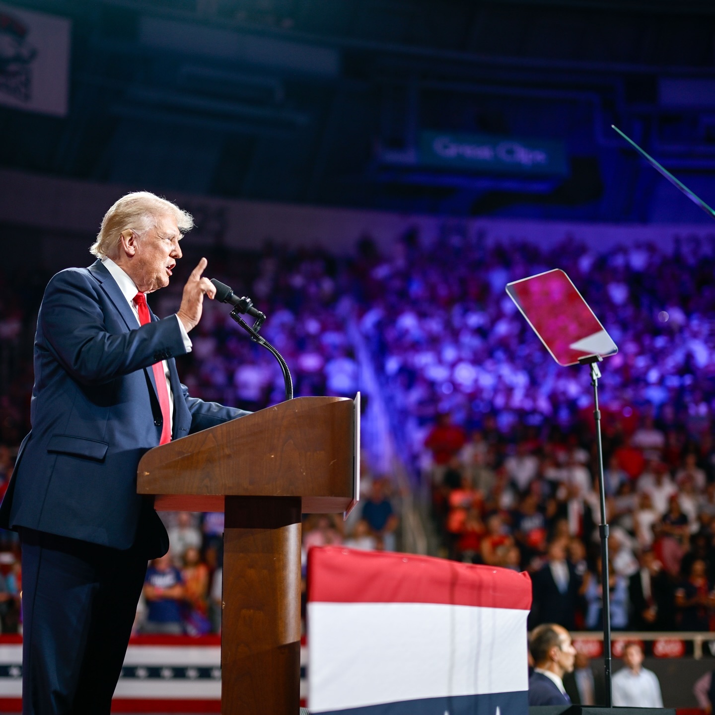 Tramp: &ldquo;Ukrayna ən qısa müddətdə danışıqlar masasına oturmalıdır&rdquo; - VİDEO