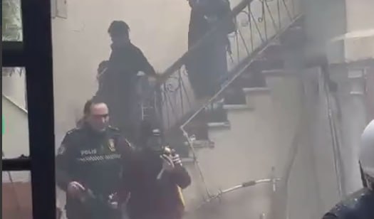 Yanğın baş verən binanın sakinləri belə təxliyə olundu &ndash; VİDEO