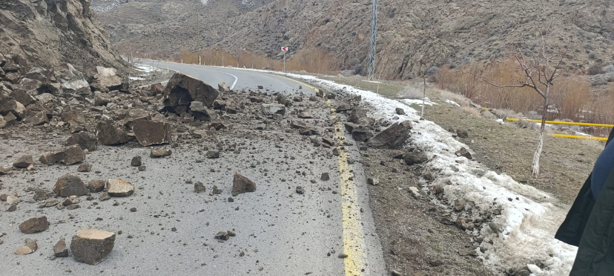 Şahbuzda avtomobil yolunda qaya uçqunu baş verdi &ndash; FOTO