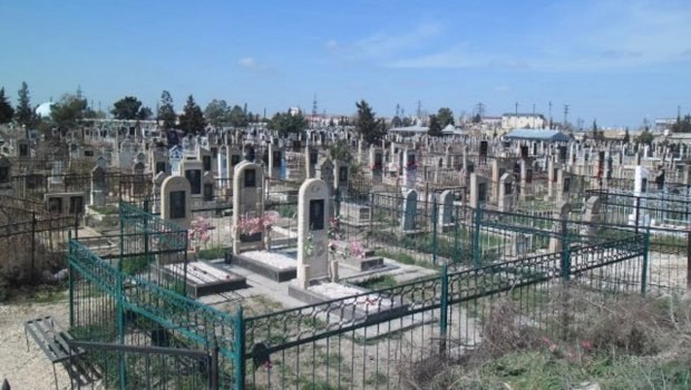 Azərbaycanda kişi qəbirdaşındakı yazıya görə yeznəsini MƏHKƏMƏYƏ VERDİ