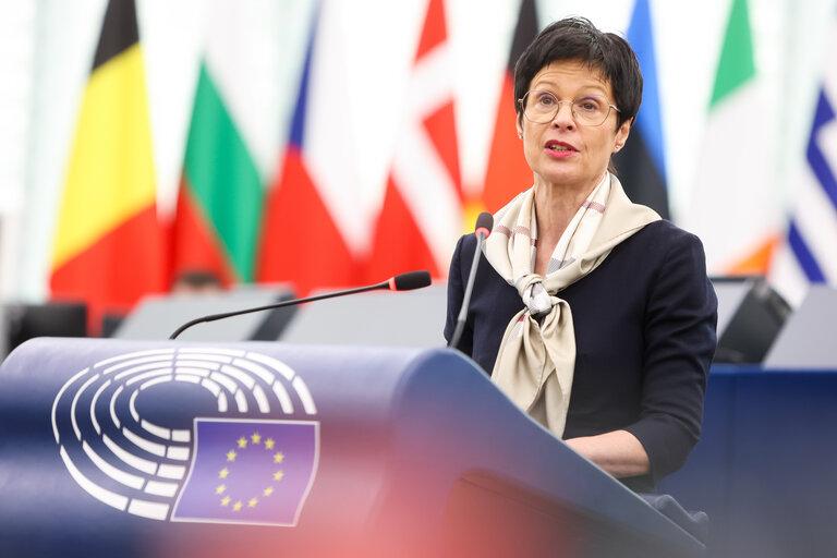 Aİ komissarı yenidən Azərbaycana gələcək &ndash; Ötən il Ağdama getmişdi