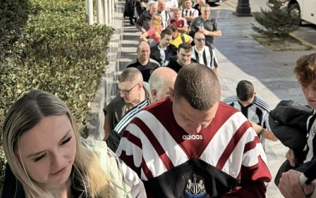 Bakının mərkəzində ingilis azarkeşlərin uzun növbəsi &ndash; FOTO