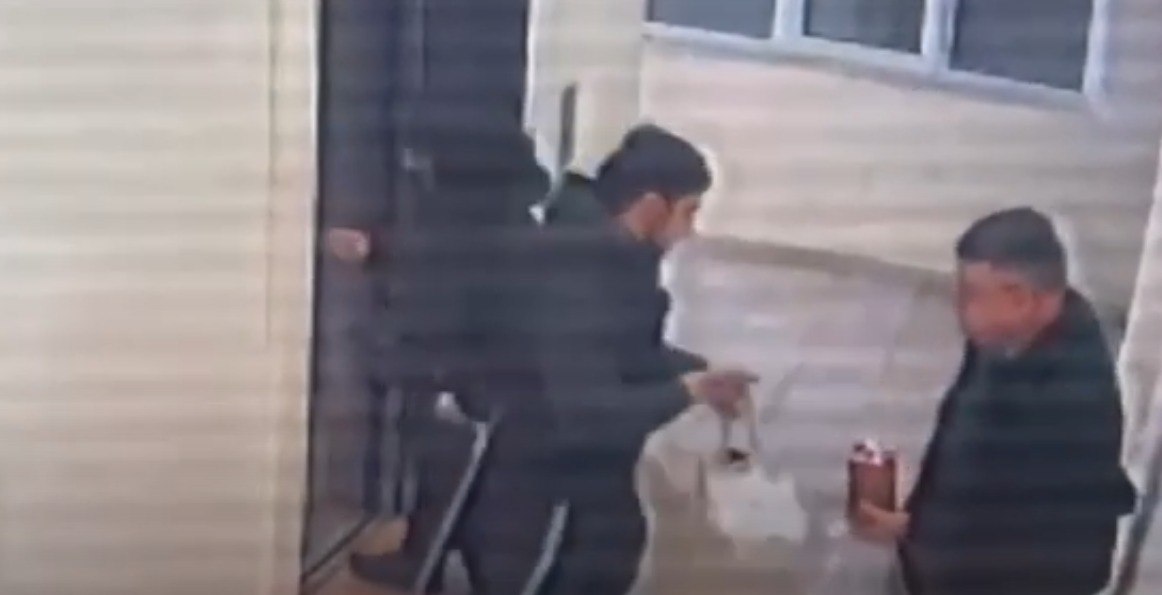 Mənzildən oğurladığı 30 minlik qızılı zərgərlik mağazasına satdı &ndash; ANBAAN VİDEO