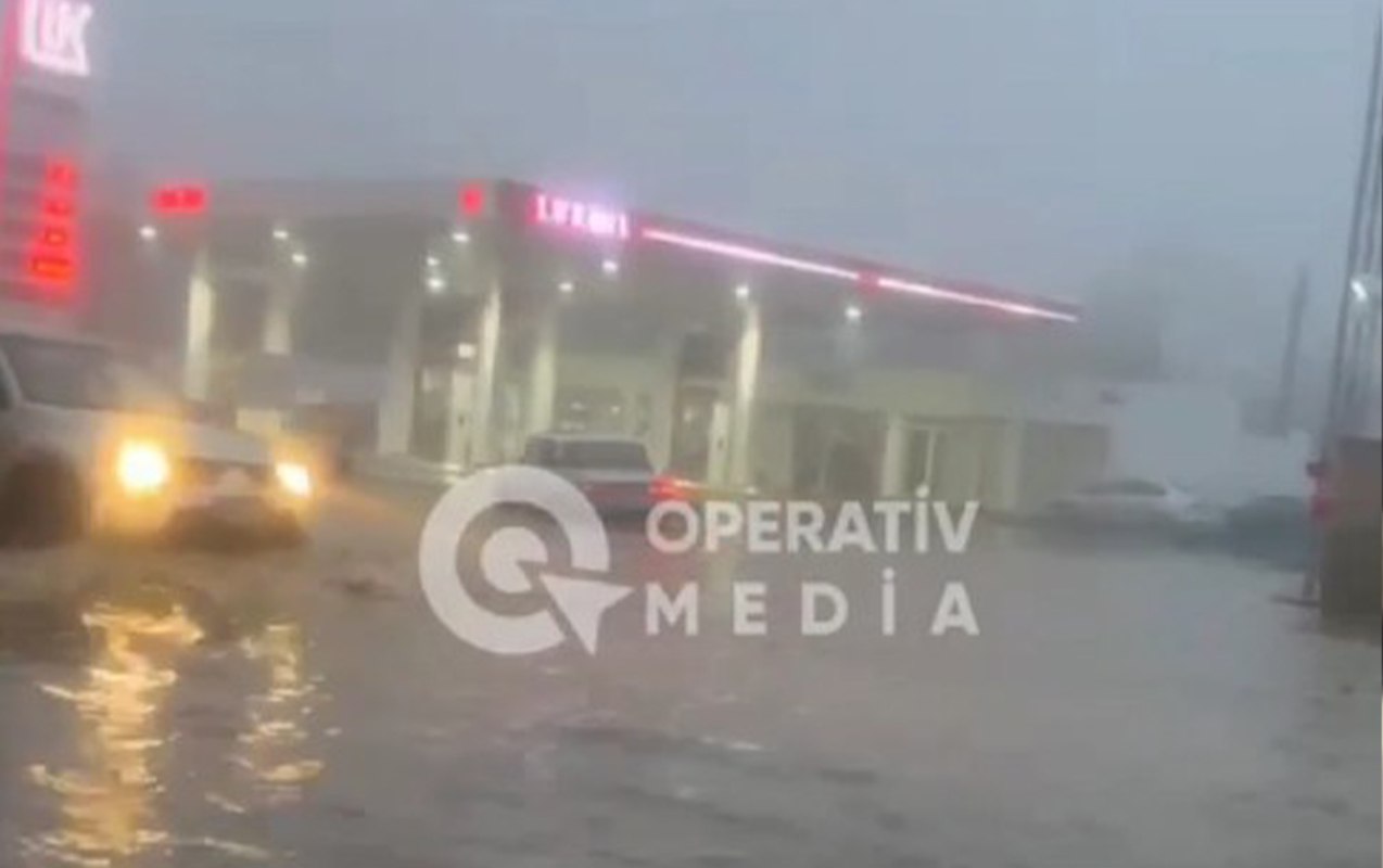 Bakıda su xəttində qəza: Maşınlar suyun altında qaldı &ndash; VİDEO