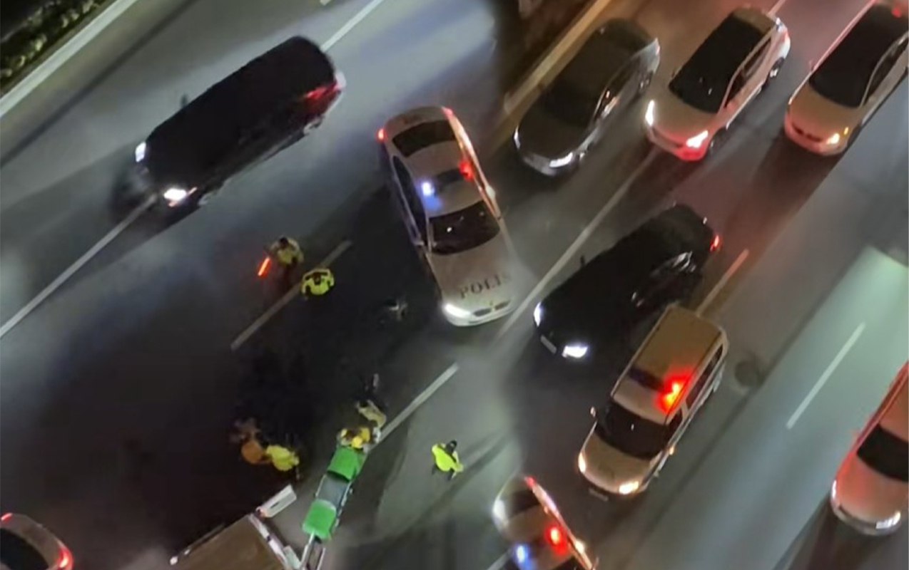 “Crescent Mall”un qarşısında ağır qəza - Ölən var - Video “Crescent Mall”un qarşısında ağır qəza - Ölən var - Video