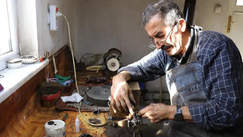 Özəl sifarişlə işləyir, gündə cəmi 7 dənə istehsal edir: Birini 200 manata satır - FOTO Özəl sifarişlə işləyir, gündə cəmi 7 dənə istehsal edir: Birini 200 manata satır - FOTO