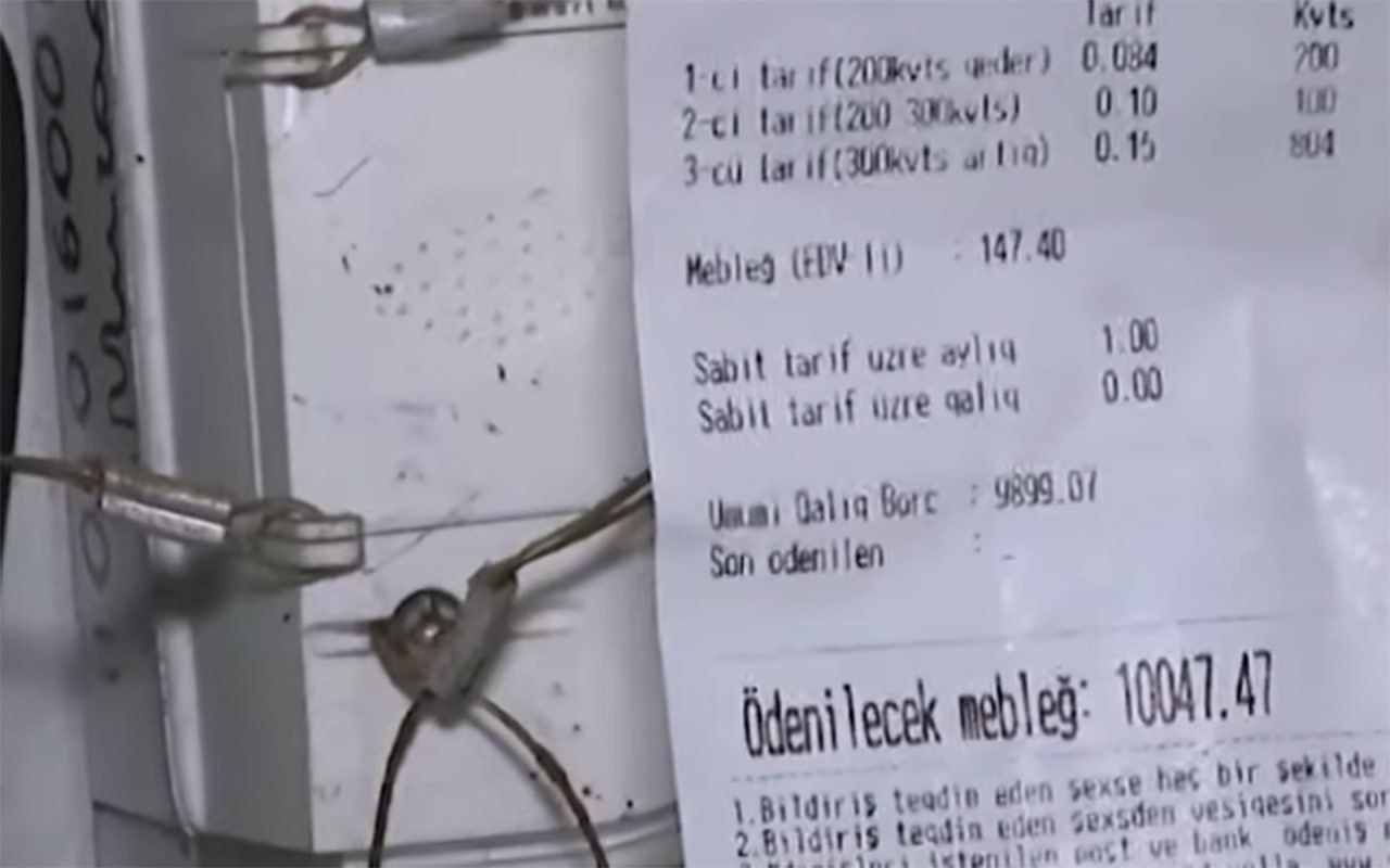 Məcburi köçkündən ev sahibinə 10 minlik “hədiyyə” - Video Məcburi köçkündən ev sahibinə 10 minlik “hədiyyə” - Video