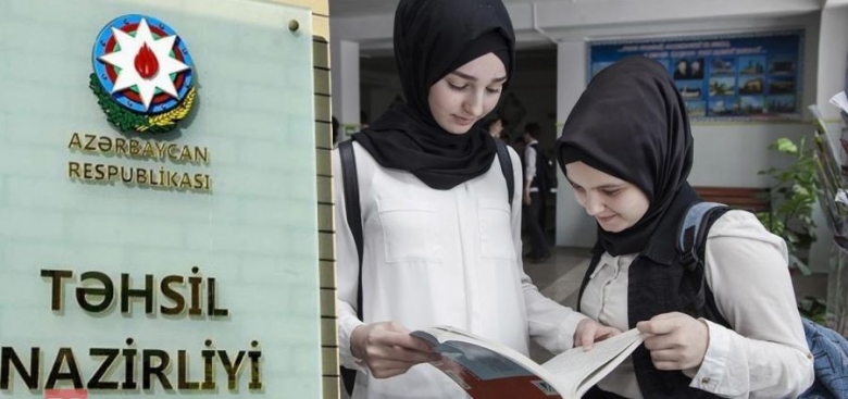 Şagirdlərin məktəbə hicabla gəlməsi təhsillə ziddiyyət yaradır &ndash; Açıqlama