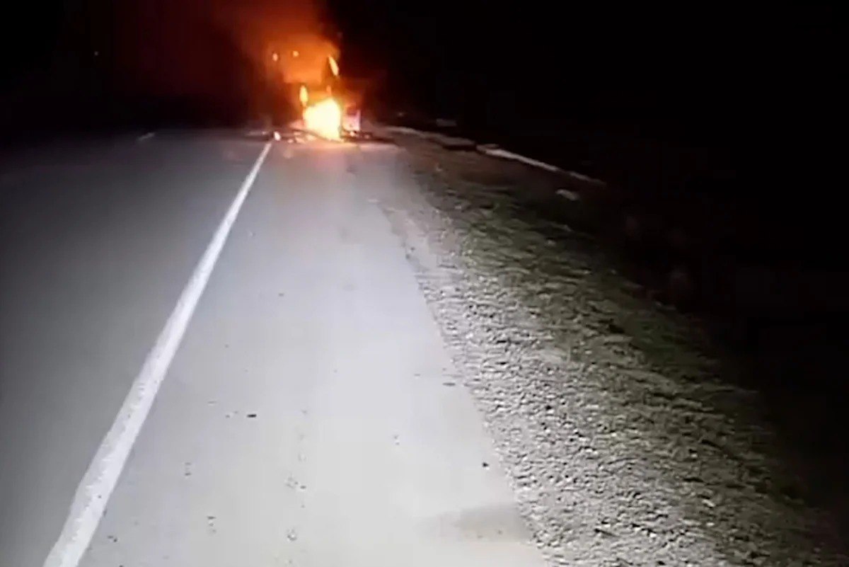 Yanan avtomobili söndürən FHN əməkdaşlarını maşın vurdu - Ölən var - YENİLƏNİB